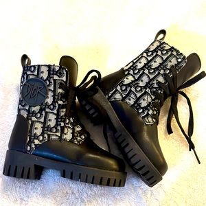 Stylish designer toddler boots size 7 unisex comes with dust bag🖤 BRAND NEW